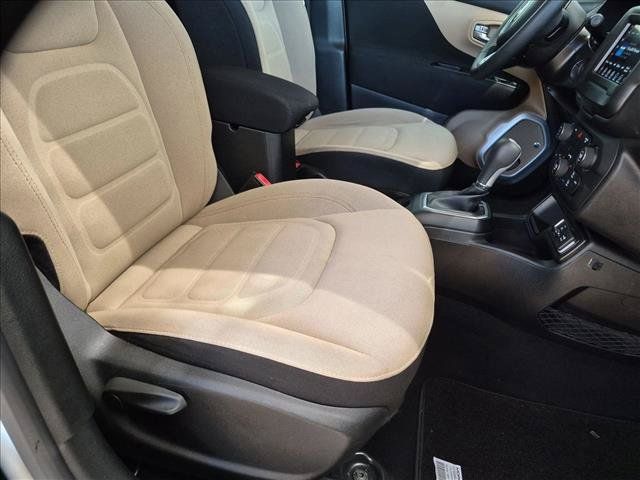 Used 2018 Jeep Renegade Latitude FWD image 19