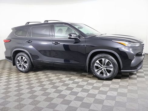 Used 2022 Toyota Highlander XLE image 18