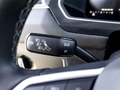 Used 2024 Volkswagen Tiguan SE image 19