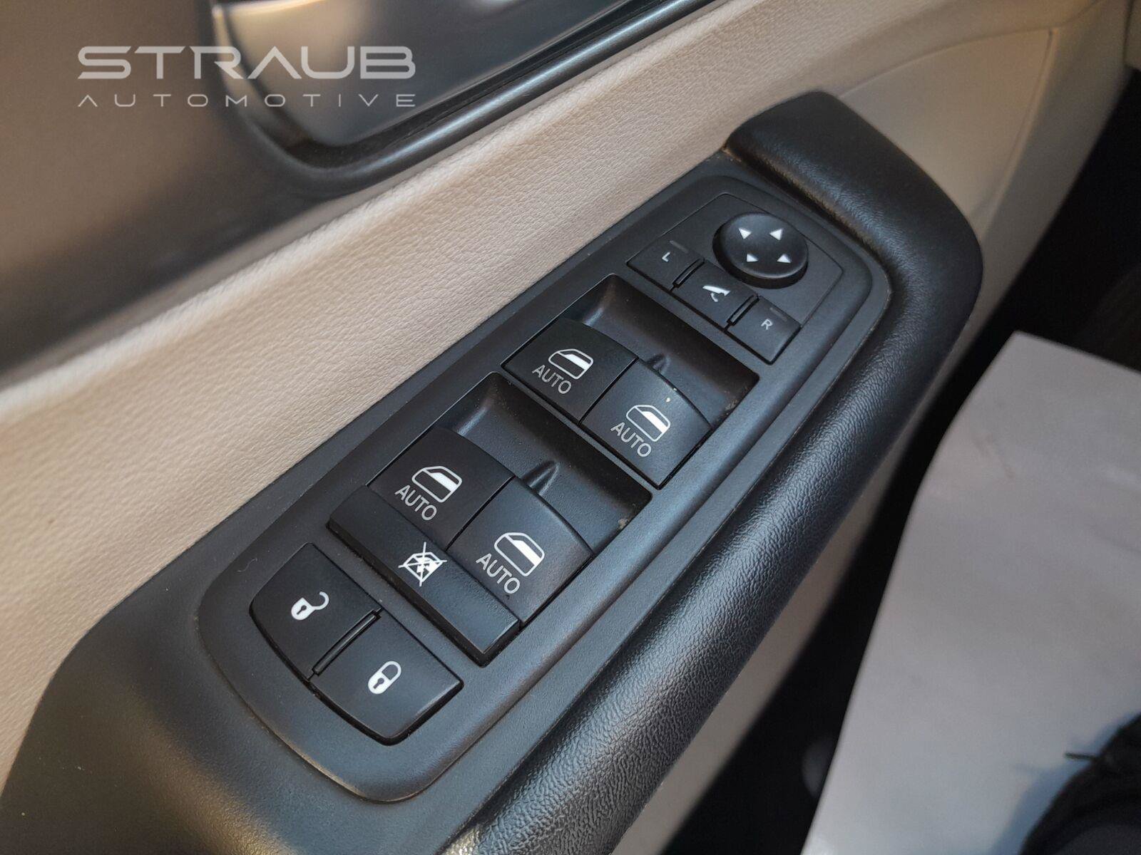 Used 2019 Chrysler Pacifica Limited FWD image 37