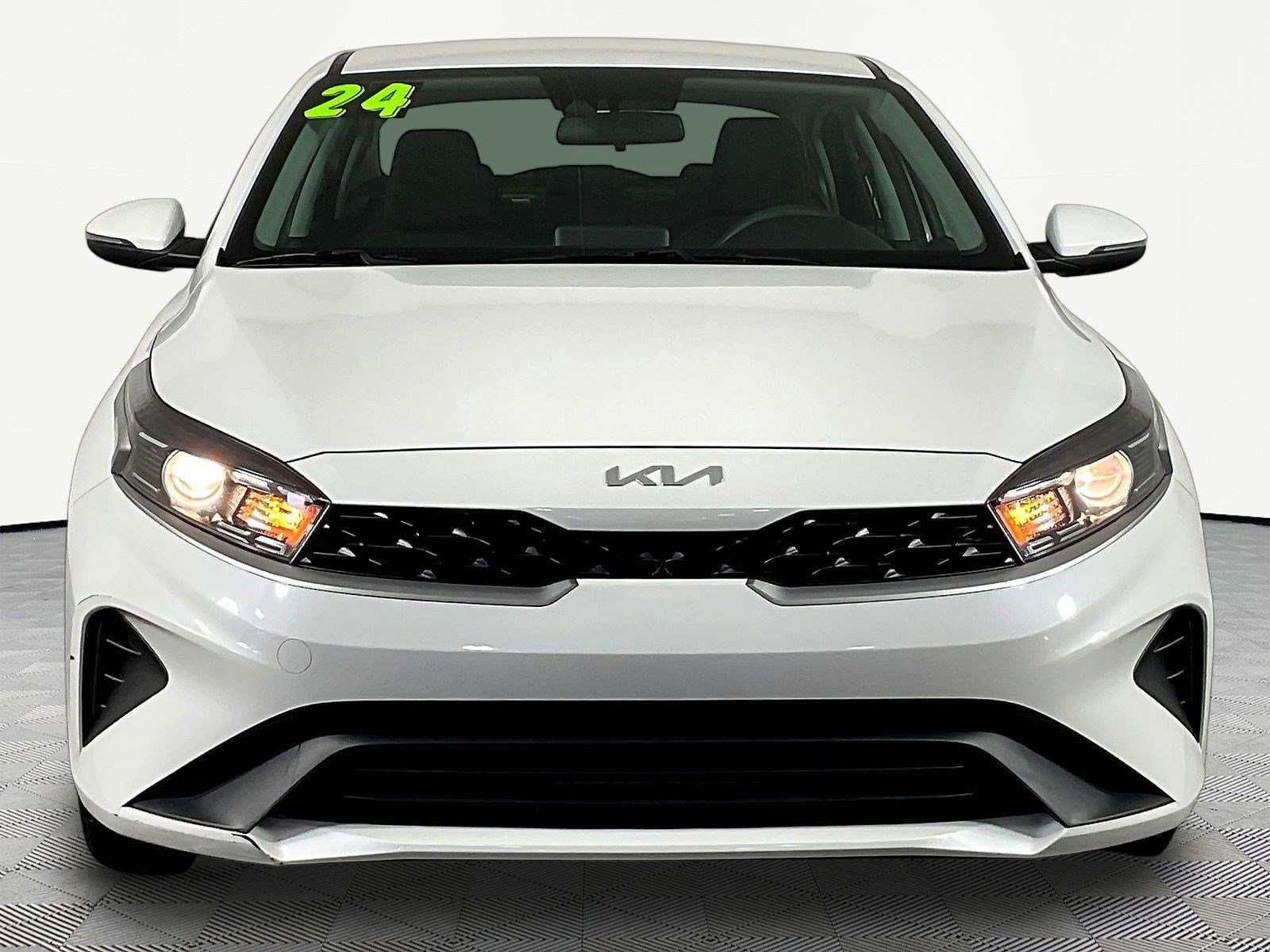 Used 2024 Kia Forte LXS w/ LXS Technology Package FWD image 2