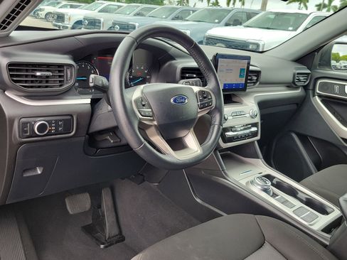 Used 2024 Ford Explorer XLT RWD image 9