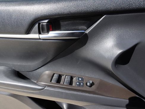 Used 2022 Toyota Camry SE image 16