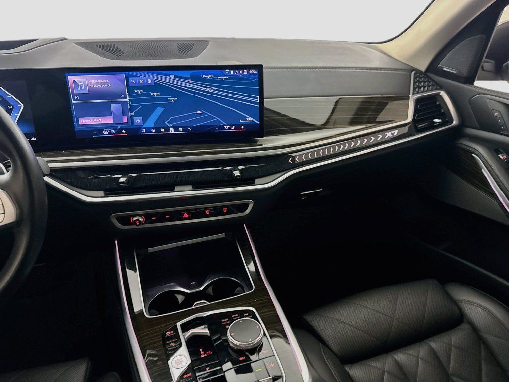 Used 2024 BMW X7 xDrive40i AWD/4WD image 25