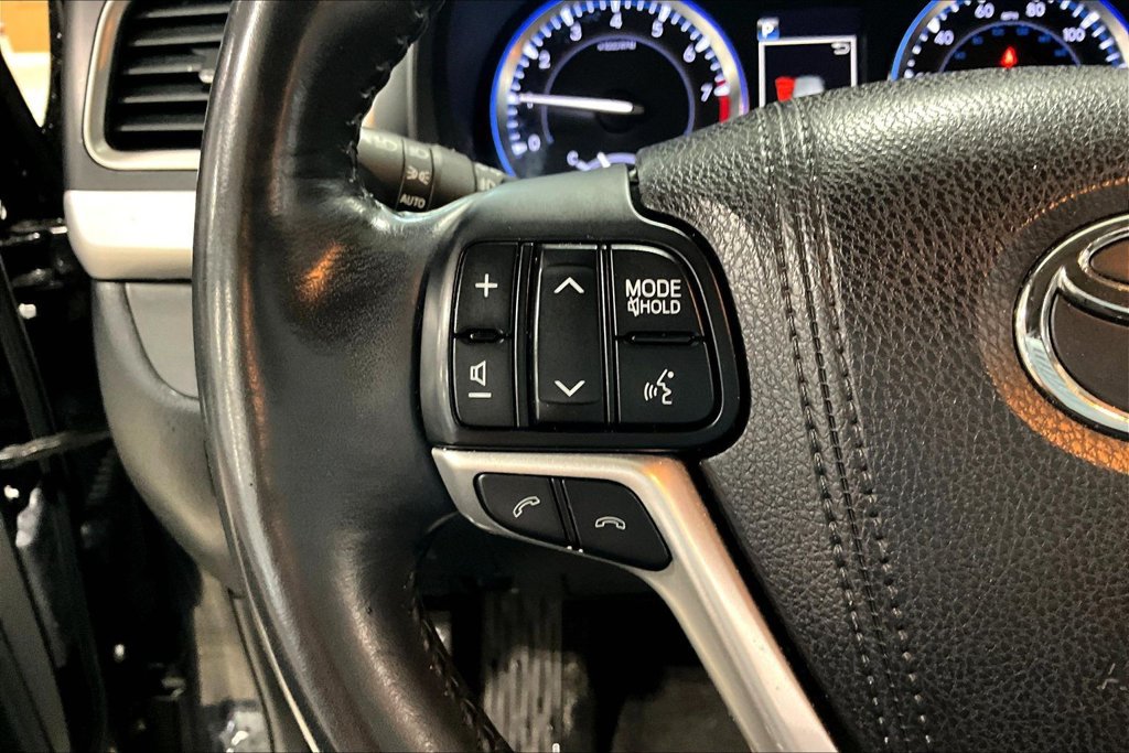 Used 2017 Toyota Highlander Limited Platinum AWD/4WD image 11