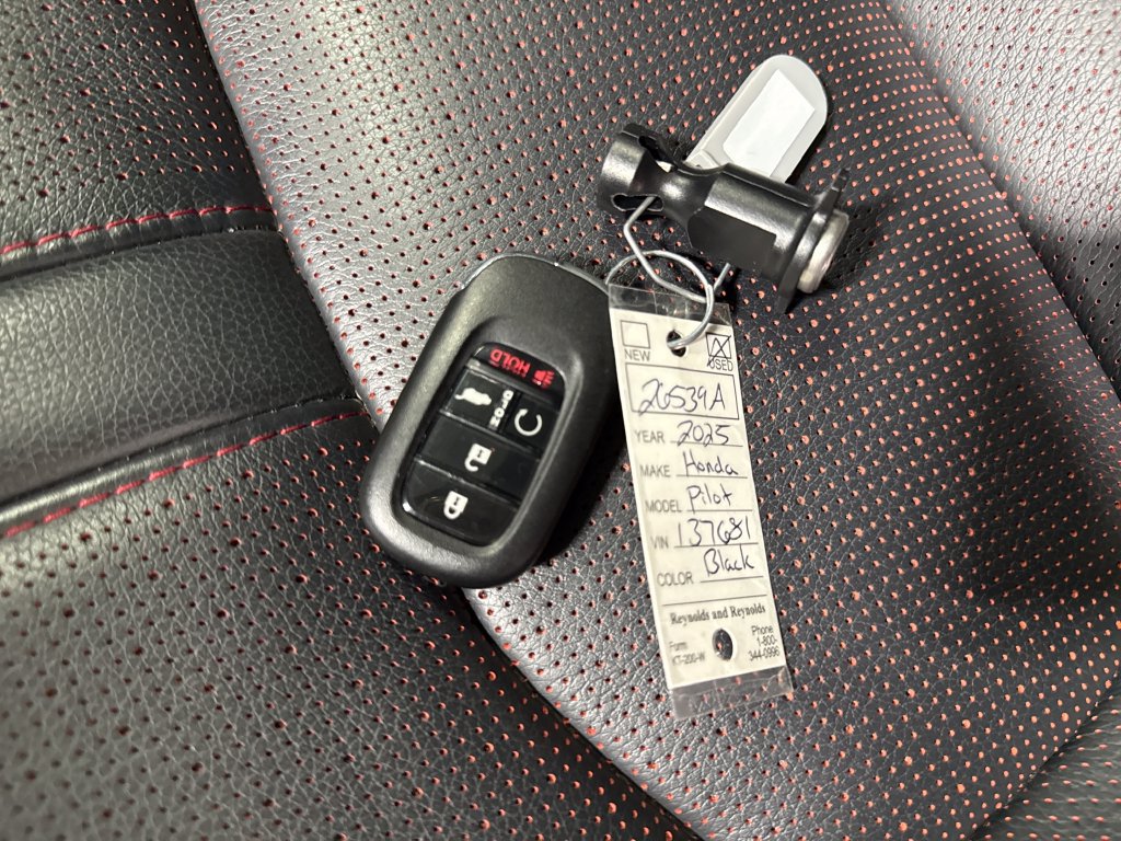 Used 2025 Honda Pilot Black Edition image 25