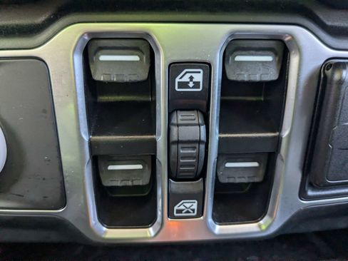 Used 2025 Jeep Wrangler Unlimited Sahara AWD/4WD image 31