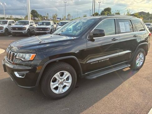 Used 2017 Jeep Grand Cherokee Laredo w/ Quick Order Package 23E AWD/4WD image 3