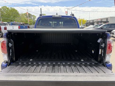 Used 2022 Toyota Tacoma TRD Off-Road w/ Technology Package AWD/4WD image 16