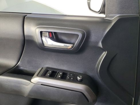 Used 2016 Toyota Tacoma TRD Sport image 29