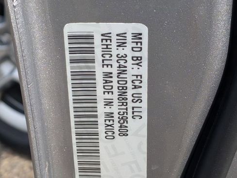 Certified 2024 Jeep Compass Latitude image 32