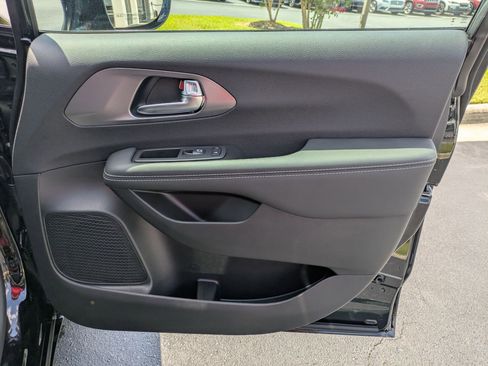 New 2025 Chrysler Pacifica Select w/ Fav Edition Package image 30