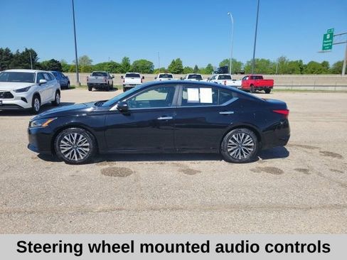 Used 2024 Nissan Altima 2.5 SV FWD image 3
