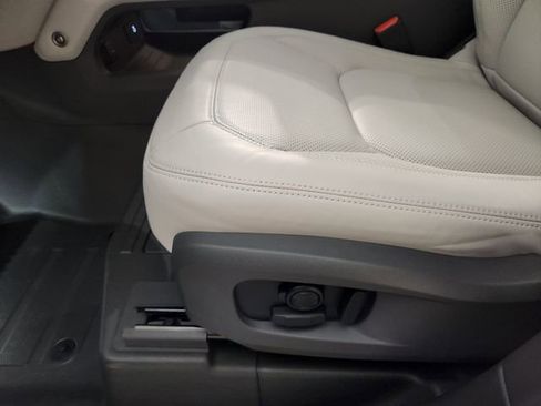 New 2026 Land Rover Defender 110 X-Dynamic SE image 24