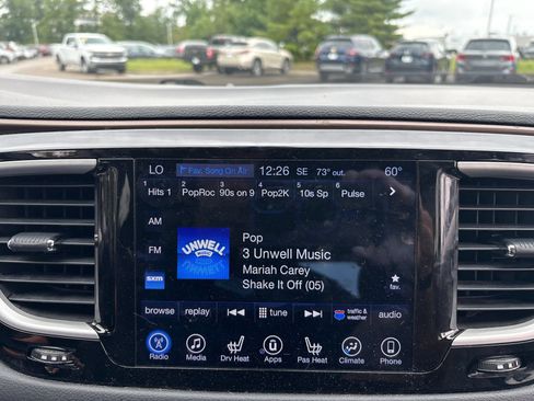 Used 2017 Chrysler Pacifica Touring-L FWD image 3