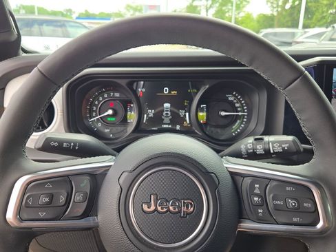 Used 2025 Jeep Wrangler Unlimited Sahara w/ Safety Group AWD/4WD image 31