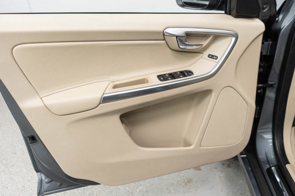 Used 2016 Volvo XC60 T5 Premier w/ Proximity Package FWD image 14