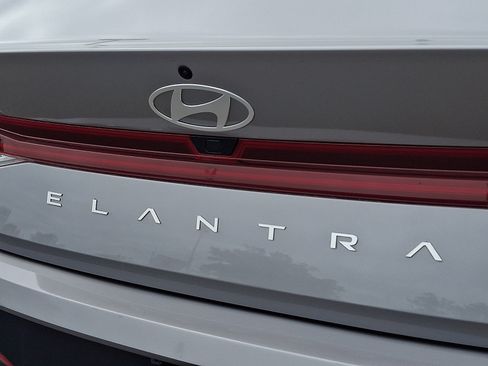 Certified 2025 Hyundai Elantra Limited FWD image 30