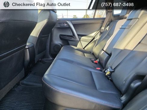 Used 2018 Toyota RAV4 SE image 39