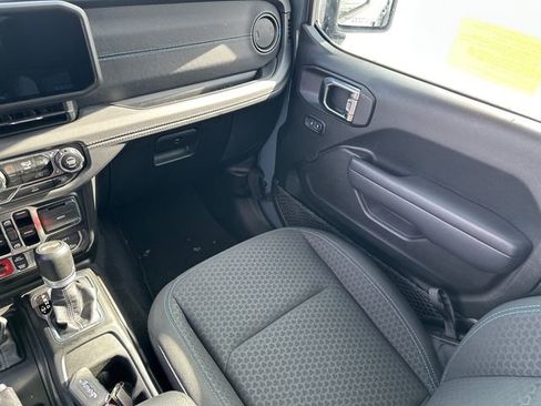 Used 2025 Jeep Wrangler Unlimited Rubicon 4xe image 22