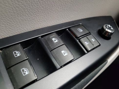 Used 2019 Toyota Highlander LE image 27