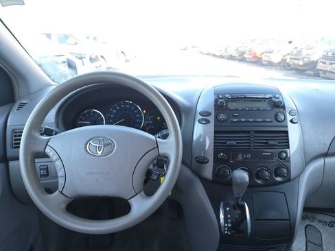 Used 2010 Toyota Sienna LE image 12