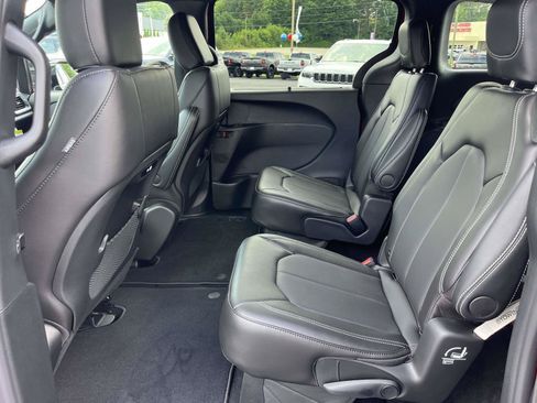 New 2027 Chrysler Pacifica Select FWD image 7