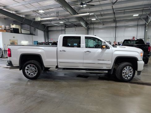Used 2018 GMC Sierra 2500 Denali image 2