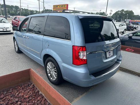 Used 2013 Chrysler Town & Country Touring-L w/ Entertainment Group #2 image 8