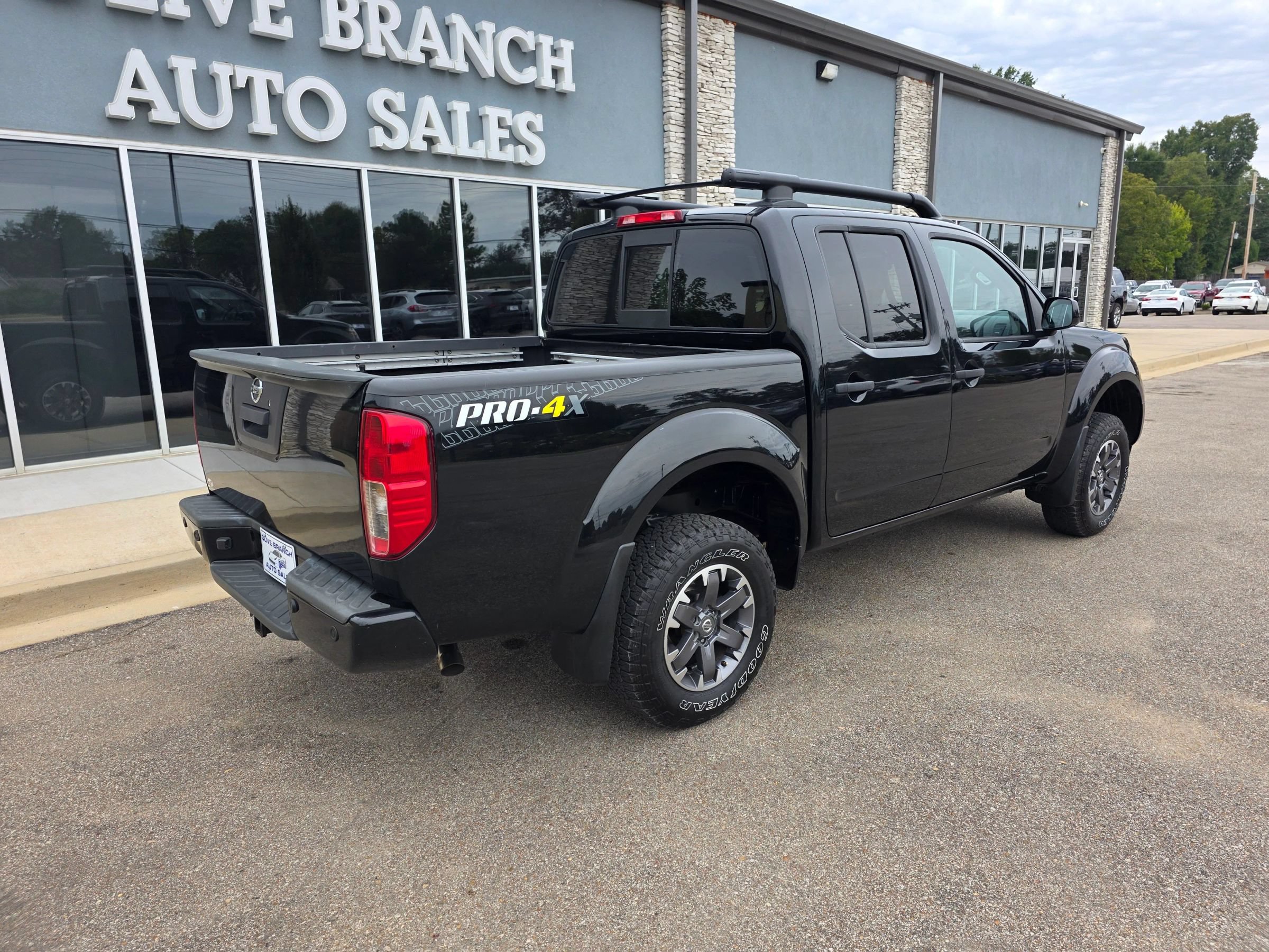 Used 2020 Nissan Frontier PRO-4X w/ Pro-4x Utility Package AWD/4WD image 2