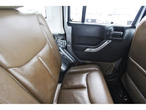 Used 2014 Jeep Wrangler Unlimited Sahara w/ Max Tow Package AWD/4WD image 11