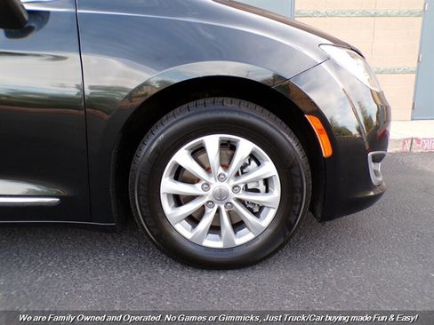 Used 2018 Chrysler Pacifica Touring-L image 54