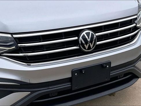 Used 2024 Volkswagen Tiguan SE image 30