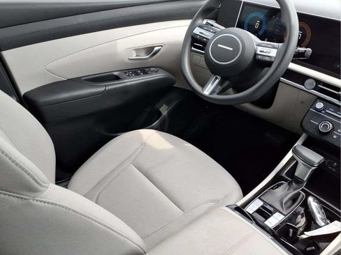 Used 2025 Hyundai Tucson SE FWD image 19