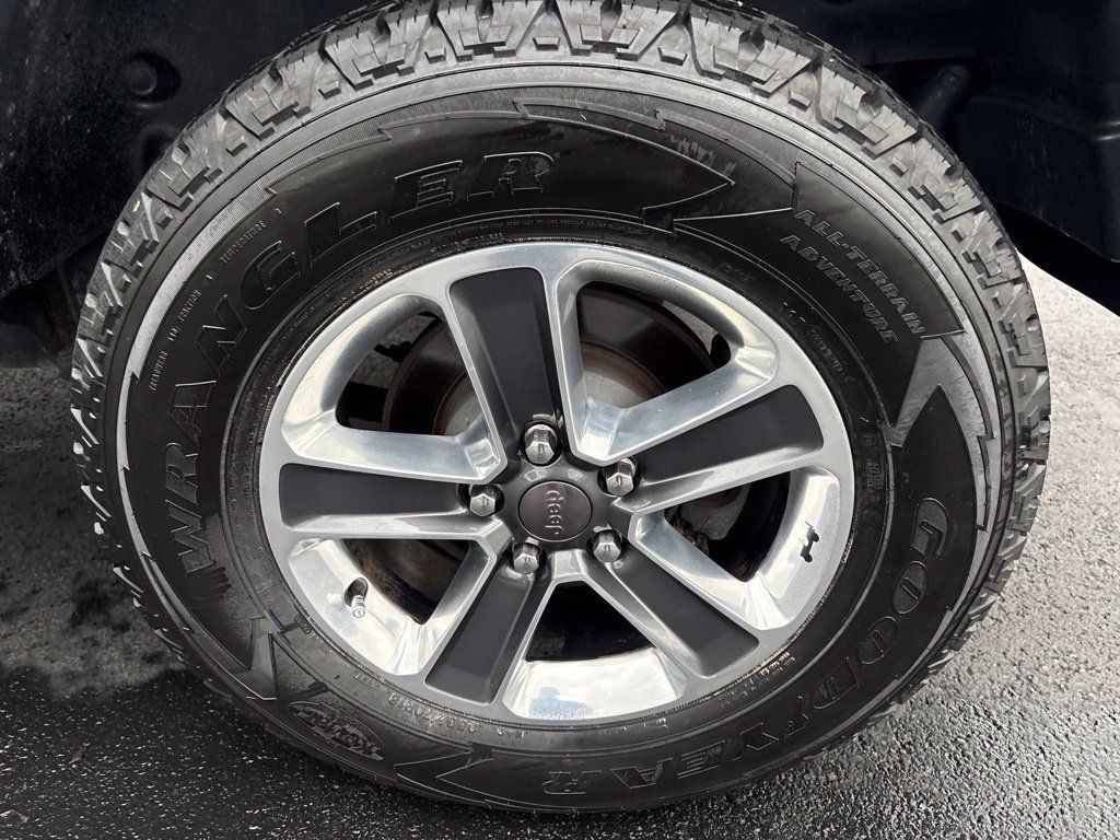 Used 2018 Jeep Wrangler Unlimited Sahara AWD/4WD image 10