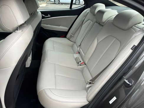 Used 2025 Genesis G70 2.5T image 39