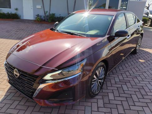 Used 2025 Nissan Altima 2.5 SV FWD image 2