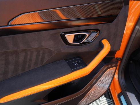 Used 2022 Lamborghini Urus AWD/4WD image 38