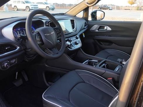 New 2026 Chrysler Pacifica Limited w/ Uconnect Theater Family Group FWD image 20