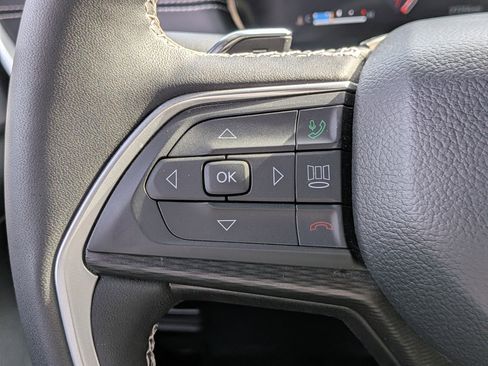 Used 2023 Jeep Grand Cherokee L Laredo image 16