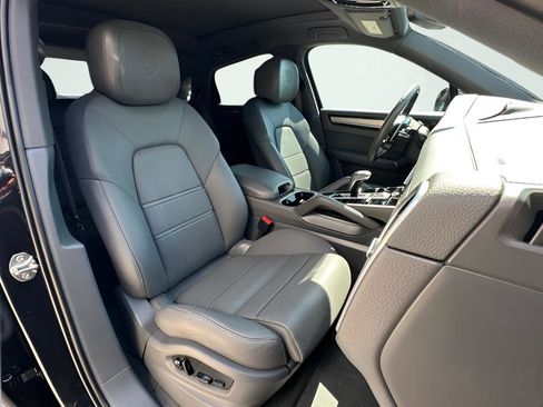 Used 2022 Porsche Cayenne Base image 57