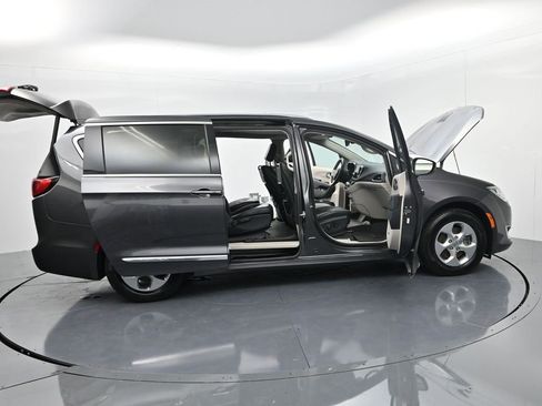 Used 2017 Chrysler Pacifica Platinum image 58