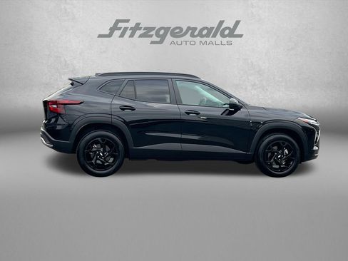 Used 2025 Chevrolet Trax LT FWD image 3