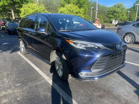 Used 2024 Toyota Sienna Platinum FWD image 2