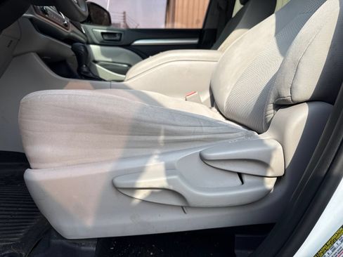 Used 2019 Toyota Highlander LE FWD image 25