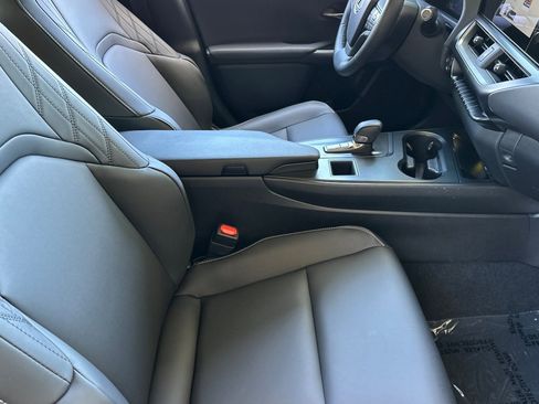 Certified 2025 Lexus UX 300h FWD w/ Accessory Package (Z2) image 32
