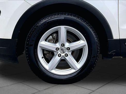 Used 2019 Ford Explorer XLT w/ Equipment Group 202A FWD image 11