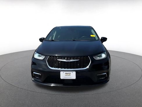 Used 2024 Chrysler Pacifica Touring-L FWD image 4