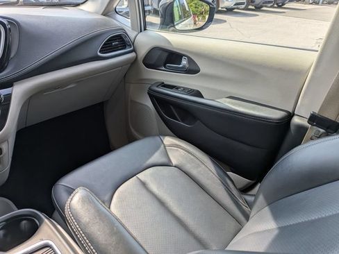 Used 2024 Chrysler Pacifica Limited FWD image 19