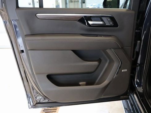 New 2025 Chevrolet Suburban Premier image 27